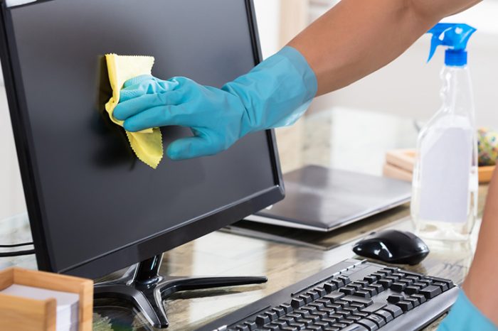 Computerreinigung mit Reinigungsmittel in Aurich