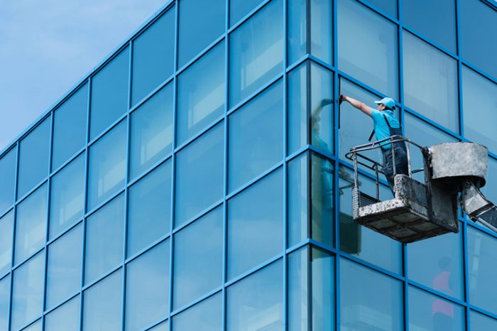 Reinigung einer Fassade aus Kran in Aurich