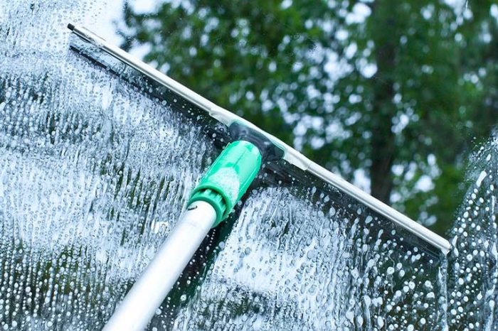 Glasreinigung mit einem Fensterwischer in Aurich