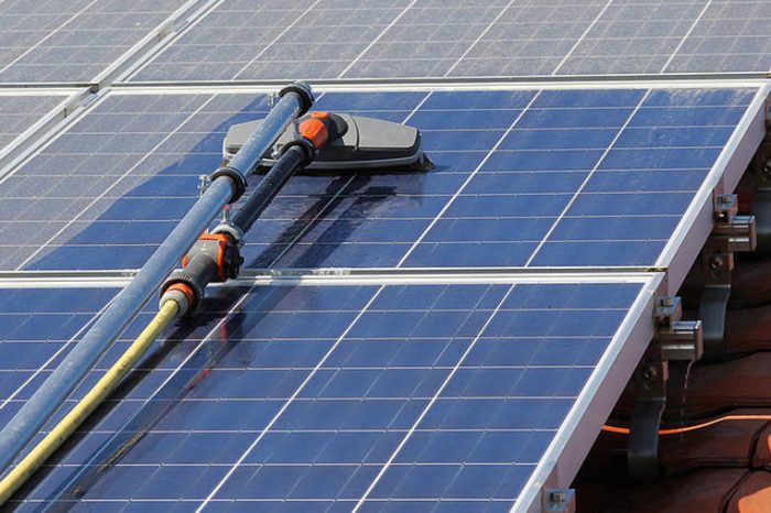 Reinigung einer Photovoltaikanlage mit Reinigungsgerät in Aurich